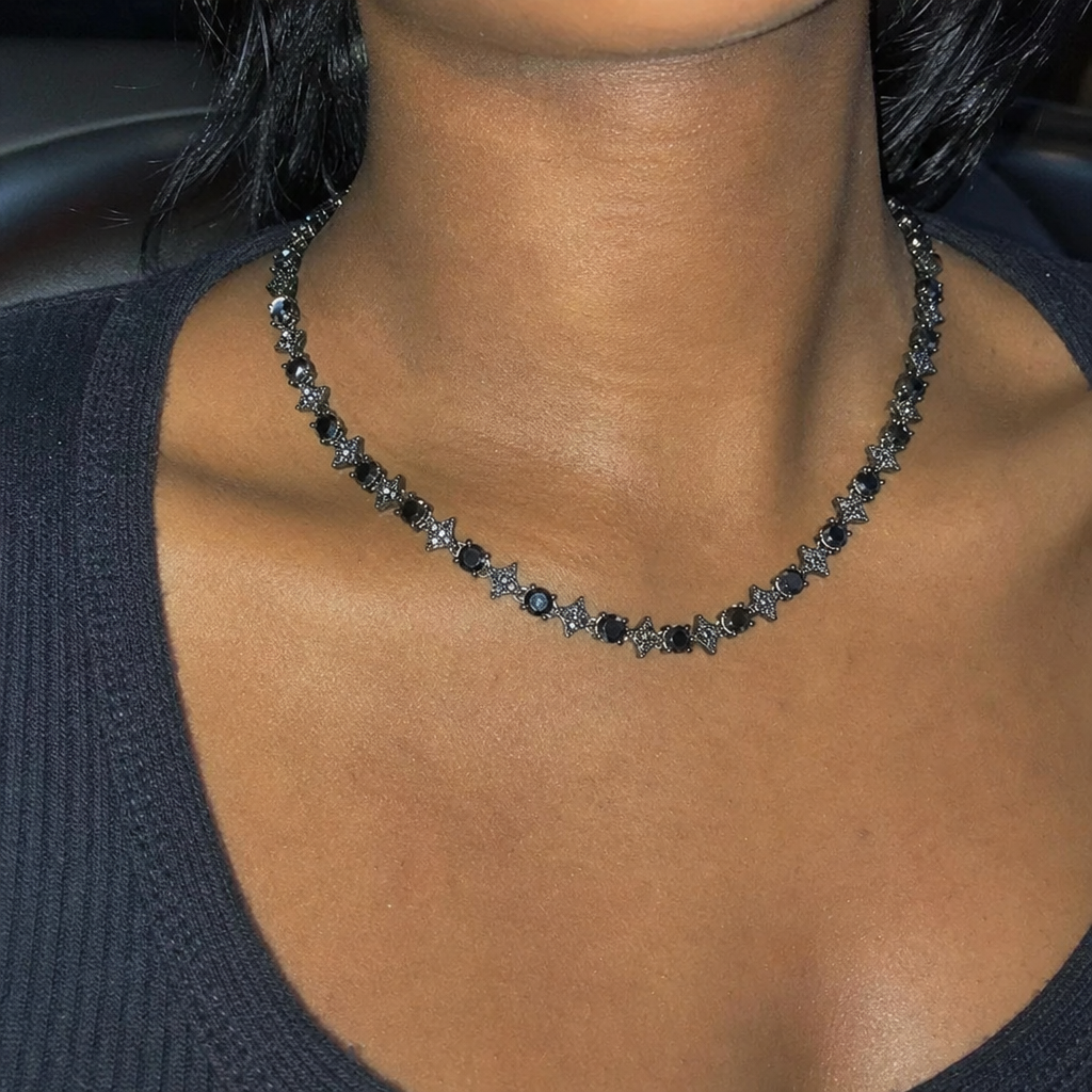 【Ice254】Black Starry Tennis Chain Necklaceを着用したY2Kデジカメ風の自然なUGC画像