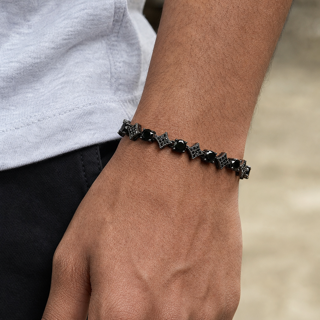 【Ice255】Black Starry Tennis Chain Braceletを着用した自然なUGC画像