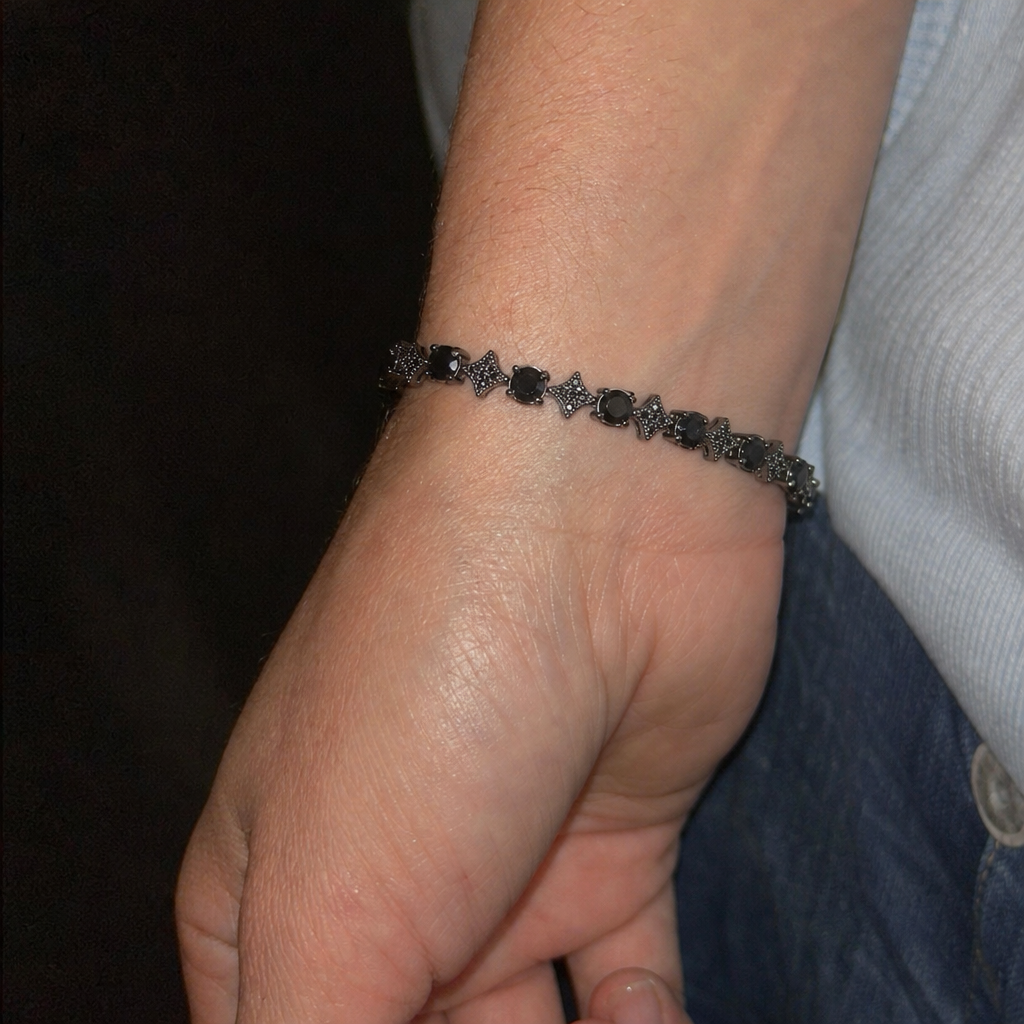【Ice255】Black Starry Tennis Chain Braceletを着用したY2Kデジカメ風の自然なUGC画像