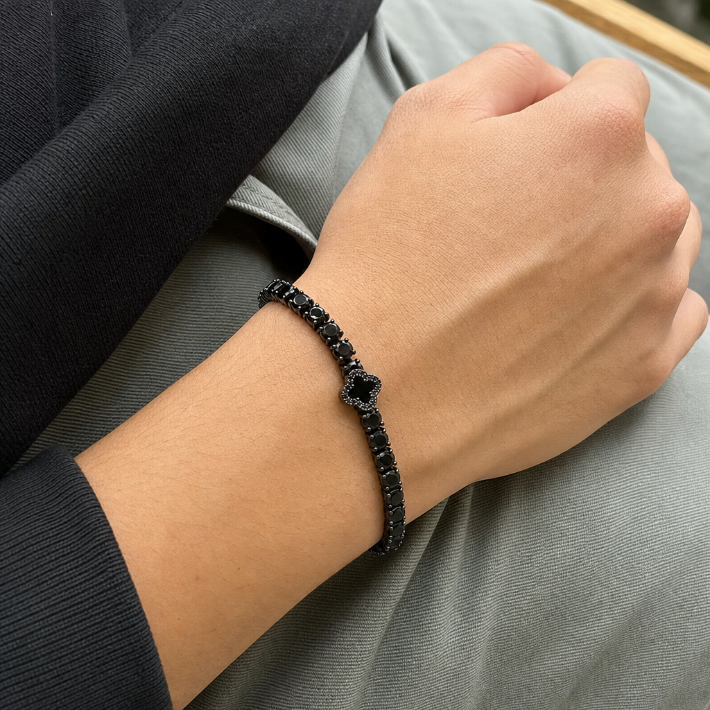 【Ice256】Black Clover Tennis Chain Braceletを着用した自然なUGC画像
