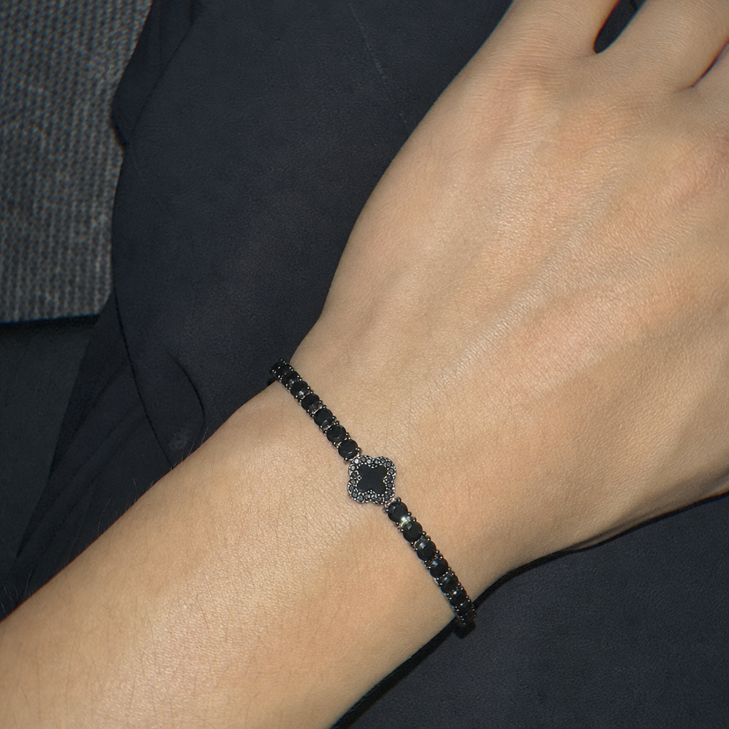 【Ice256】Black Clover Tennis Chain Braceletを着用したY2Kデジカメ風の自然なUGC画像
