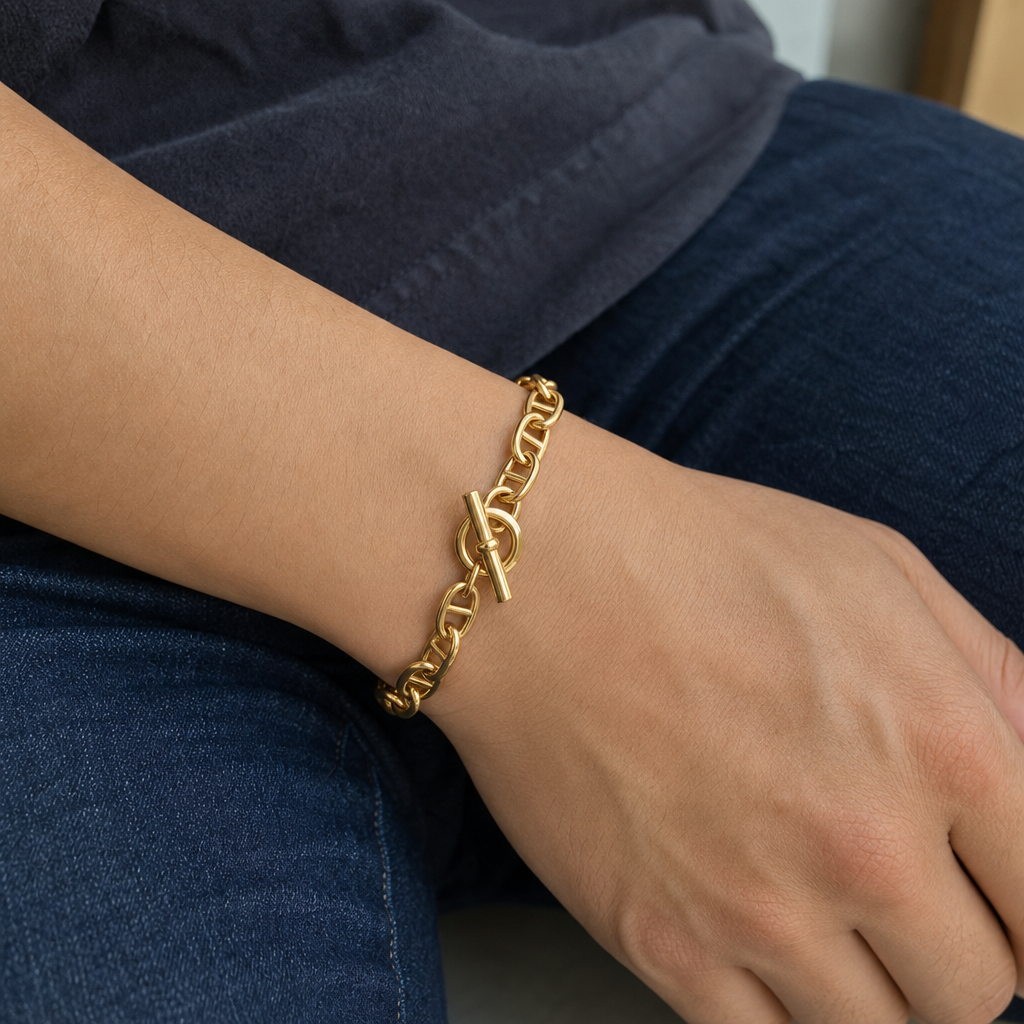 【Ice260】Gold Anchor Chain Braceletを着用した自然なUGC画像