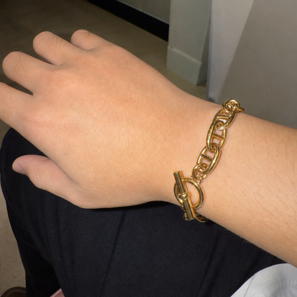【Ice260】Gold Anchor Chain Braceletを着用したY2Kデジカメ風の自然なUGC画像
