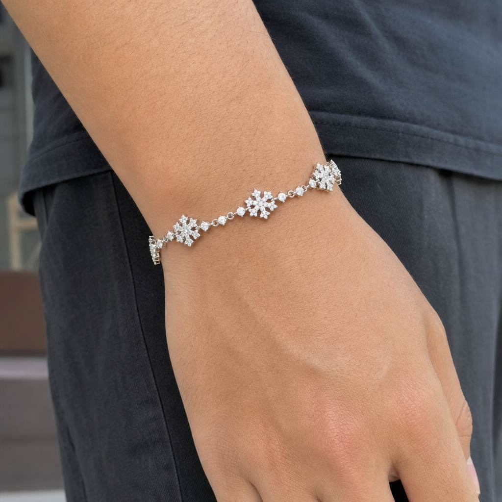 【Ice27】Snowflake Braceletを着用した自然なUGC画像