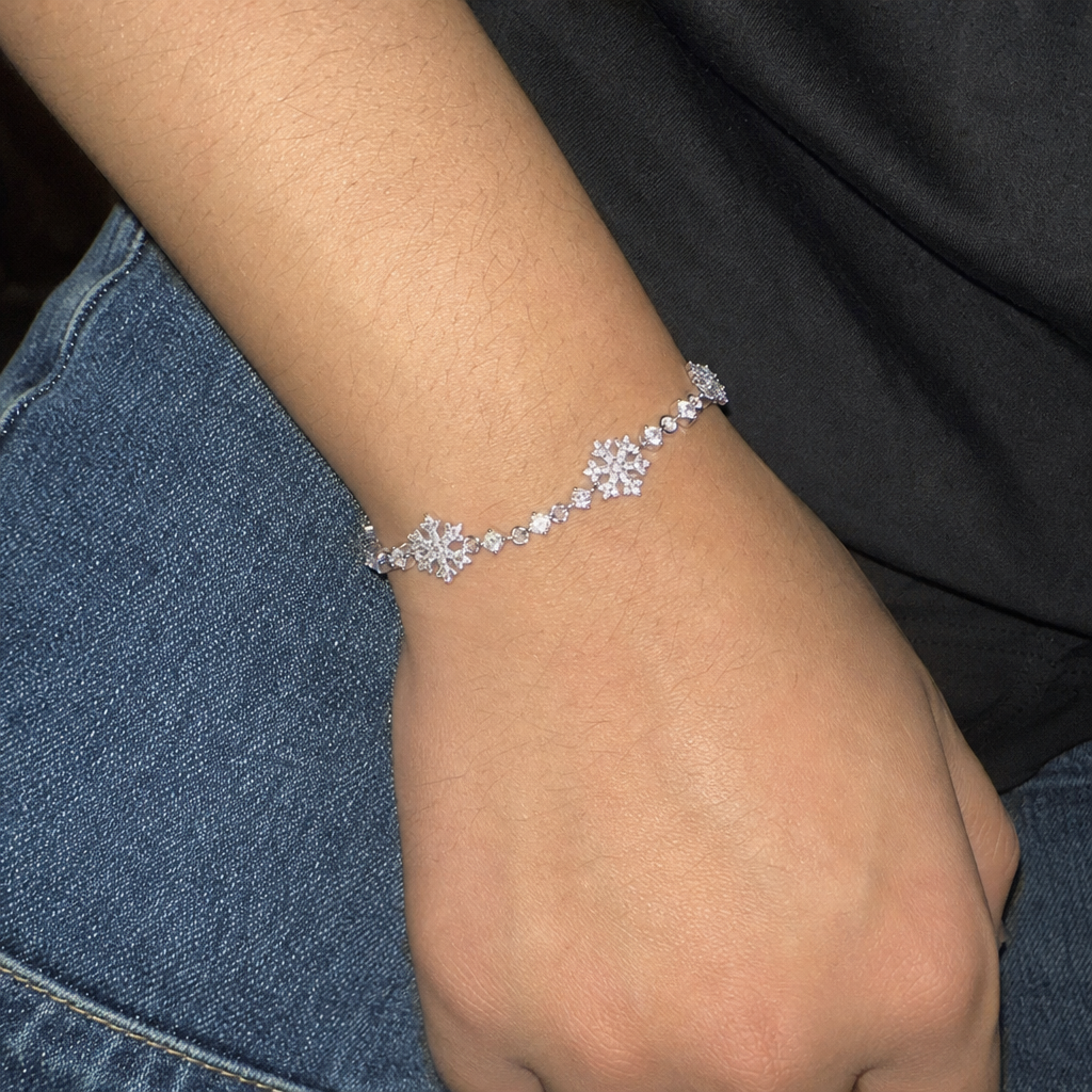 【Ice27】Snowflake Braceletを着用したY2Kデジカメ風の自然なUGC画像