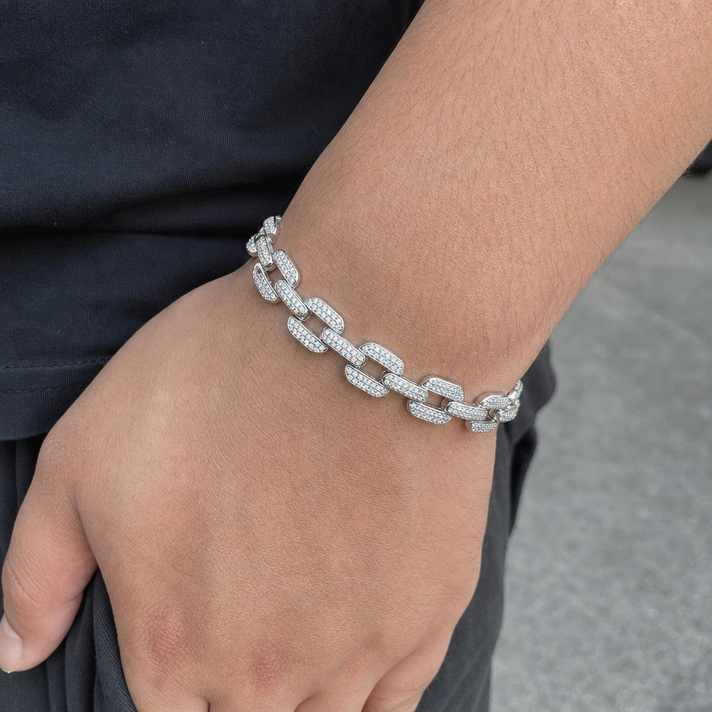 【Ice29】Iced Out Link Braceletを着用した自然なUGC画像