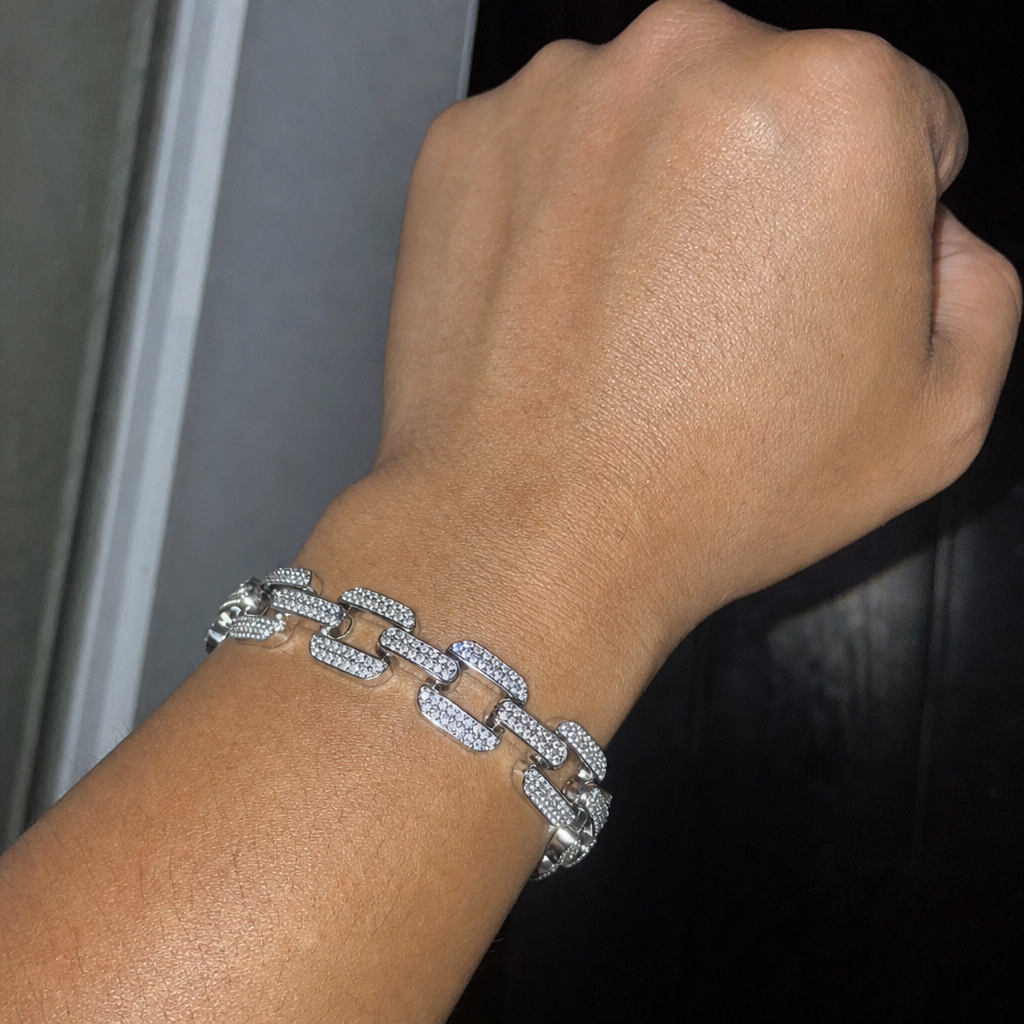【Ice29】Iced Out Link Braceletを着用したY2Kデジカメ風の自然なUGC画像