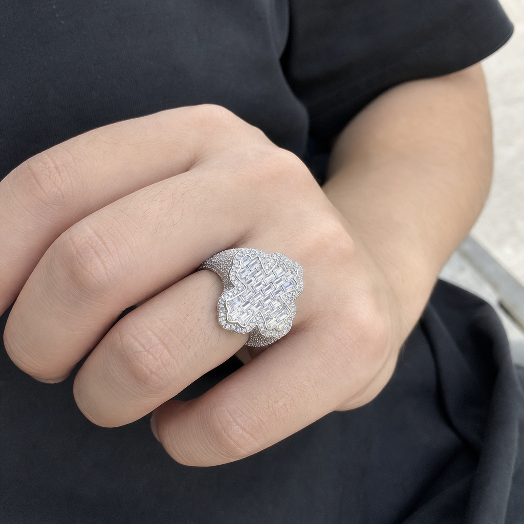 【Ice34】Cross Baguette Ringを着用した自然なUGC画像