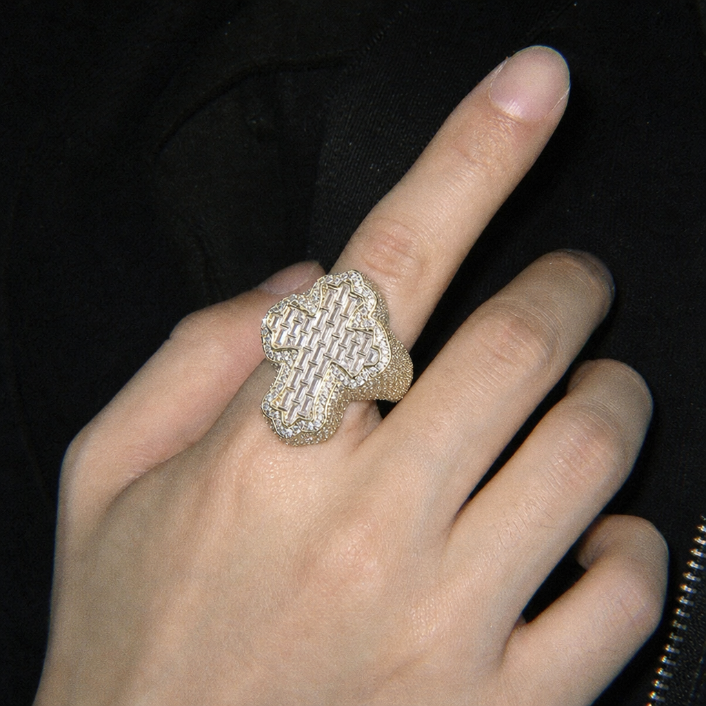 【Ice34】Cross Baguette Ringを着用したY2Kデジカメ風の自然なUGC画像
