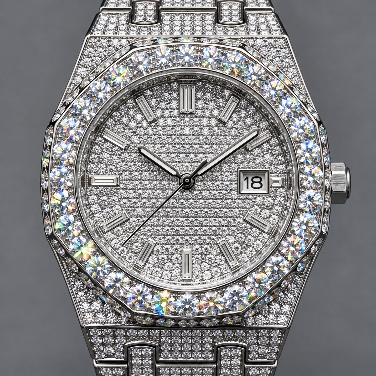 ICE38 Imperium Lux Jewel Watchの拡大。日付窓のある文字盤とストーンのベゼル