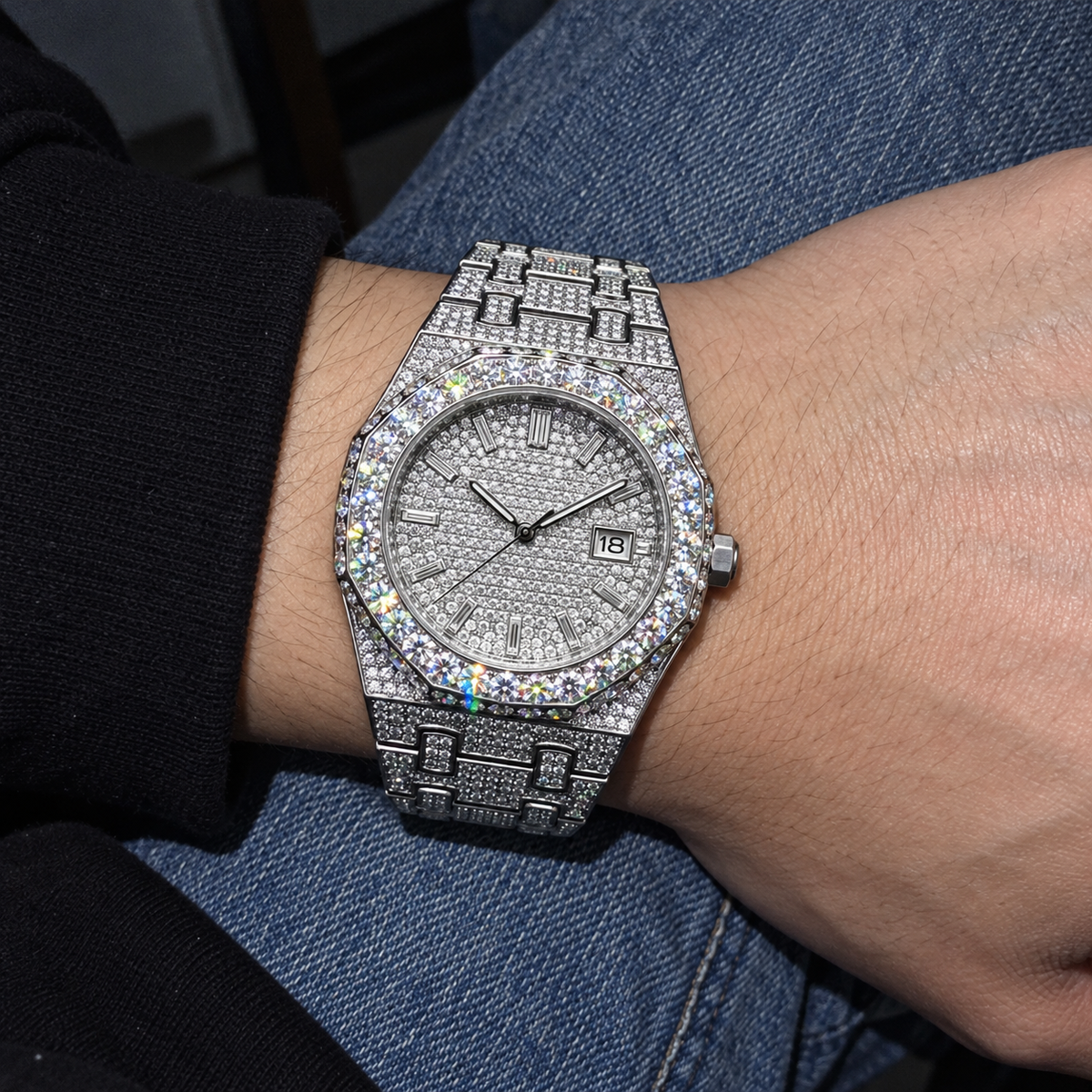 ICE38 Imperium Lux Jewel WatchのY2Kデジカメ風着用イメージ。フラッシュで撮影