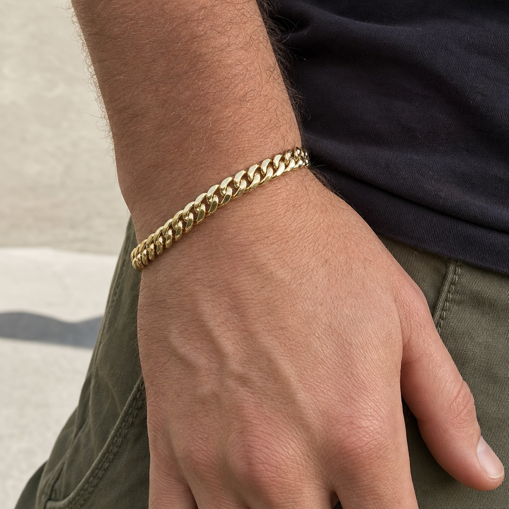 【Ice43】Cuban Link Chain Braceletを着用した自然なUGC画像