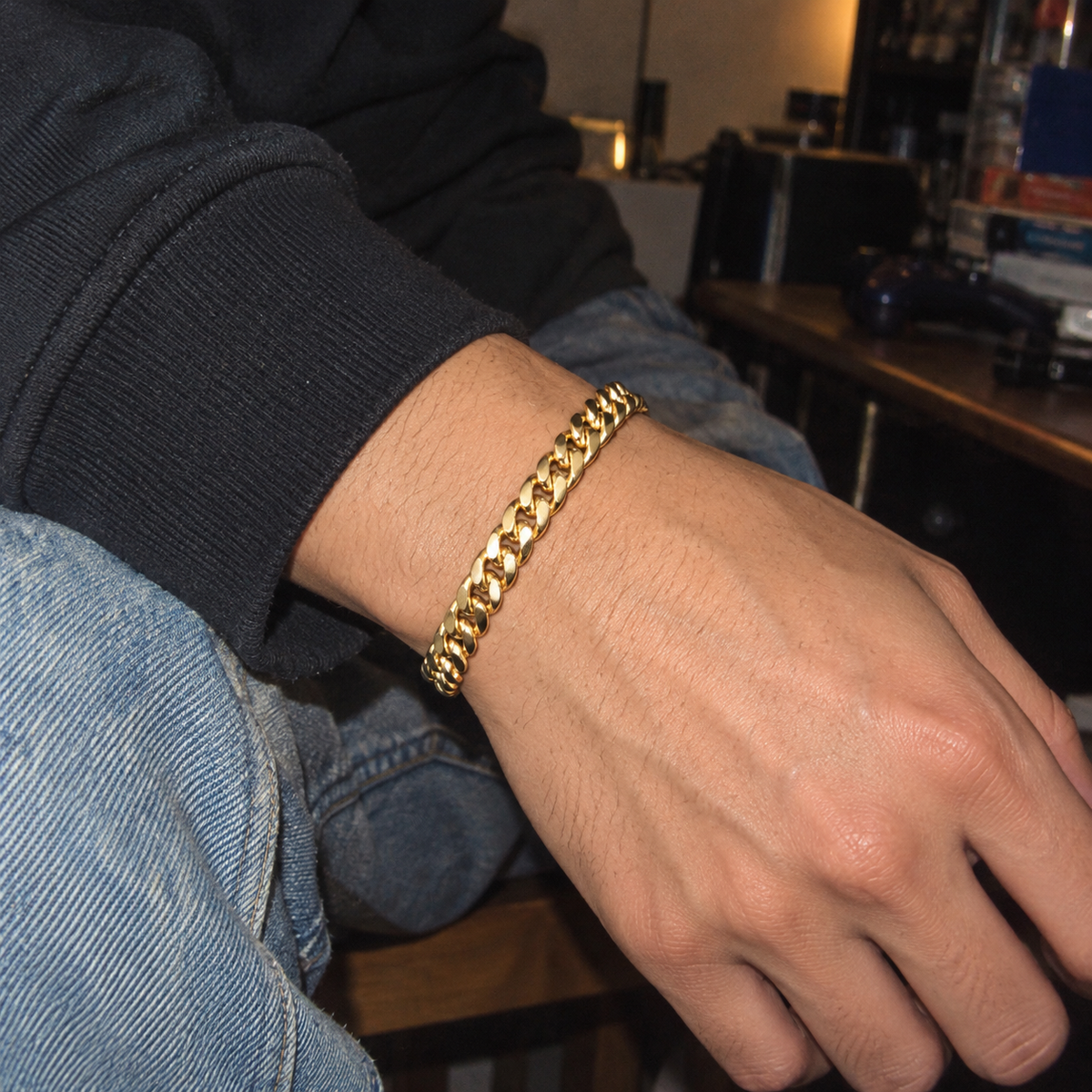 【Ice43】Cuban Link Chain Braceletを着用したY2Kデジカメ風の自然なUGC画像