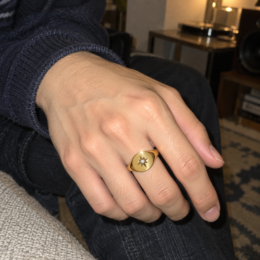 【Ice44】Signet Ringを着用したY2Kデジカメ風の自然なUGC画像