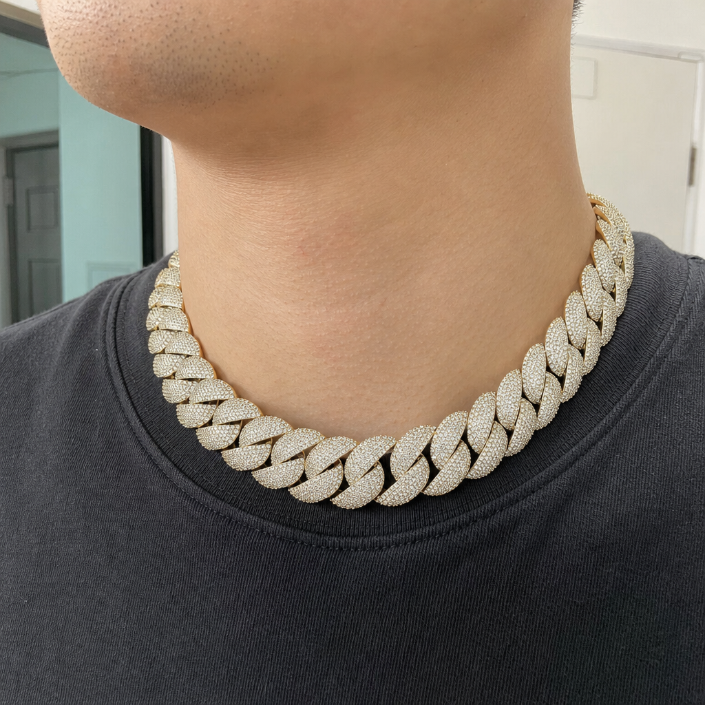 【Ice45】Iced Out Miami Chain Necklace (24mm)を着用した自然なUGC画像