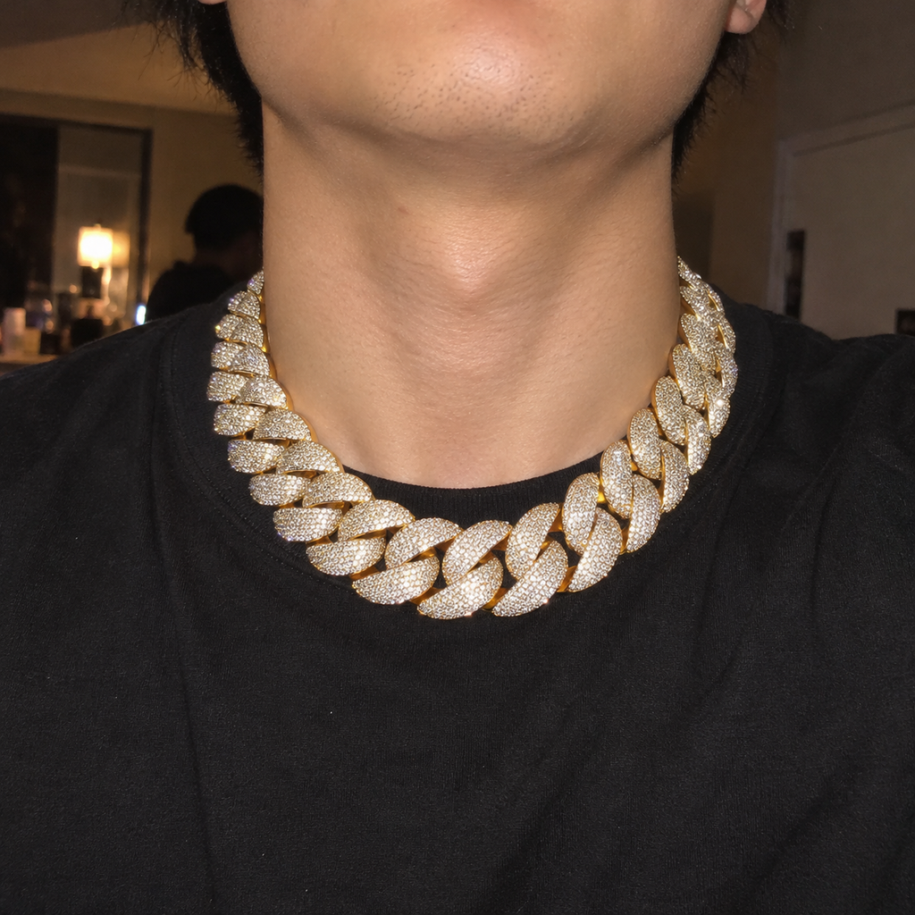 【Ice45】Iced Out Miami Chain Necklace (24mm)を着用したY2Kデジカメ風の自然なUGC画像