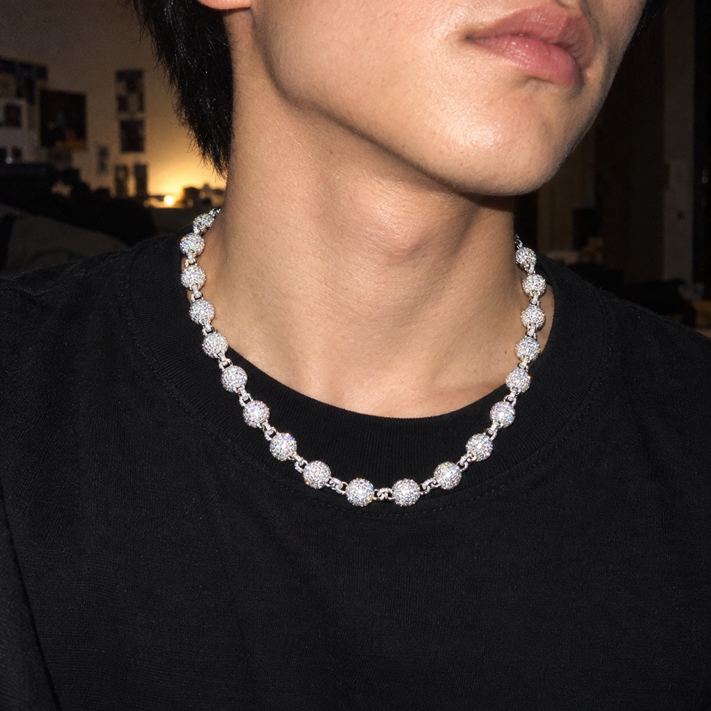 【Ice46】Iced Out Ball Chain Necklaceを着用したY2Kデジカメ風の自然なUGC画像