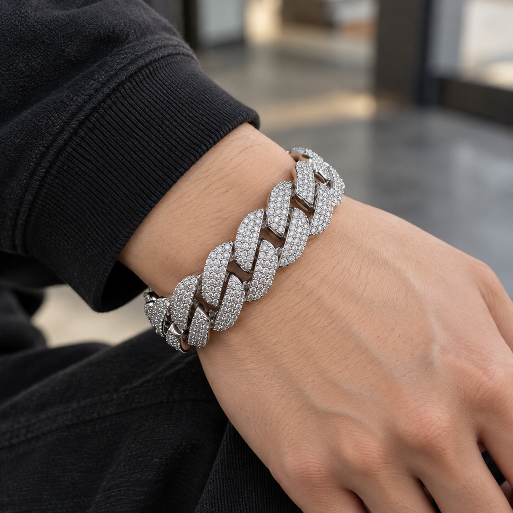 【Ice47】Iced Out Miami Cuban Chain Bracelet(20mm)を着用した自然なUGC画像