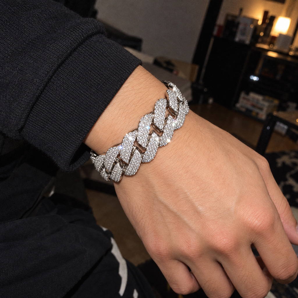 【Ice47】Iced Out Miami Cuban Chain Bracelet(20mm)を着用したY2Kデジカメ風の自然なUGC画像