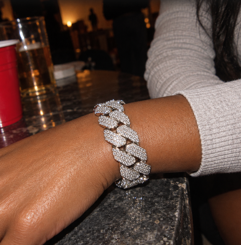 【Ice47】Iced Out Miami Cuban Chain Bracelet(20mm)を着用した夜の自然なUGC画像