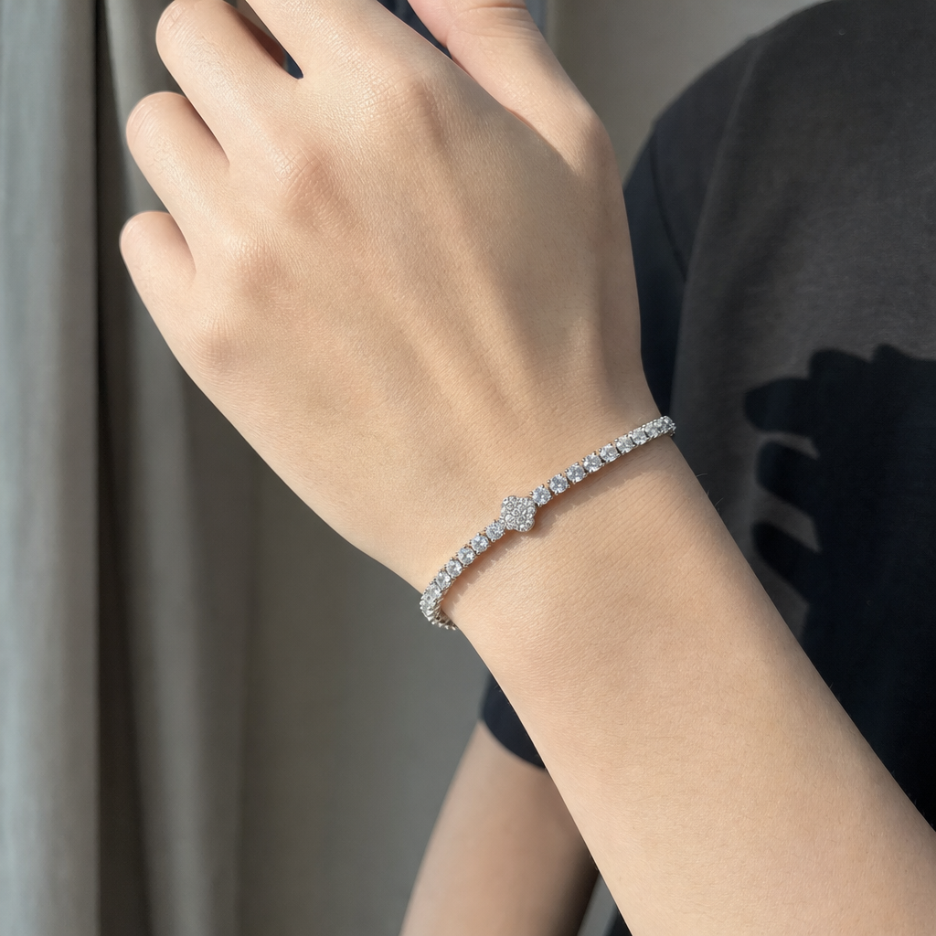 【Ice49】Iced Out Clover Tennis Braceletを着用した自然なUGC画像