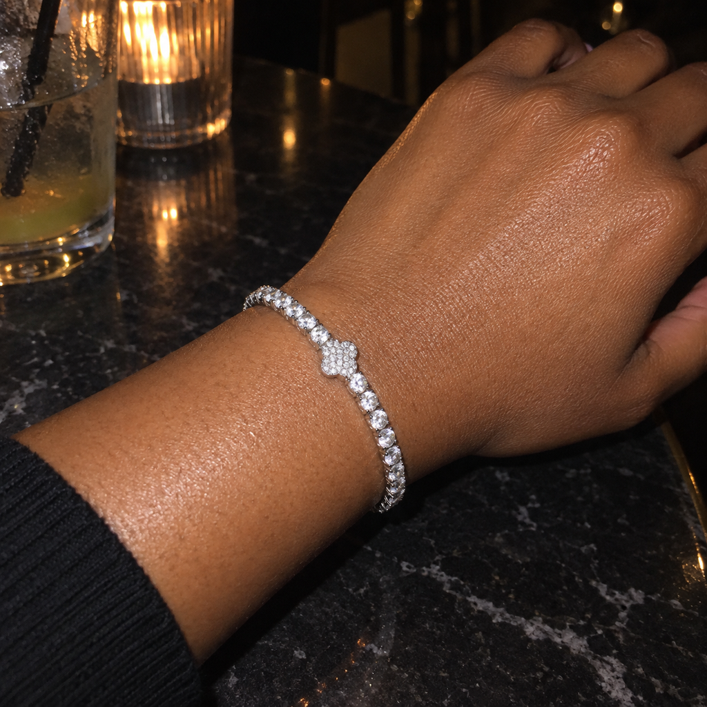 【Ice49】Iced Out Clover Tennis Braceletを着用したY2Kデジカメ風の自然なUGC画像
