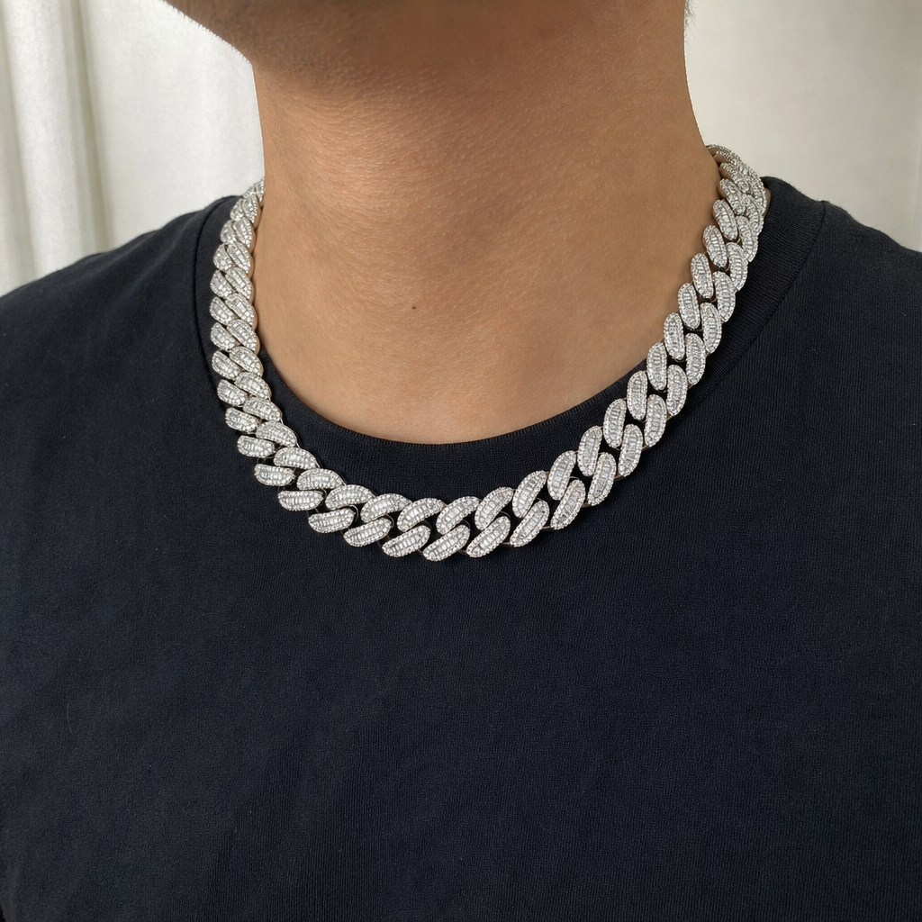 【Ice52】Iced Out Miami Chain Necklace(18mm)を着用した自然なUGC画像