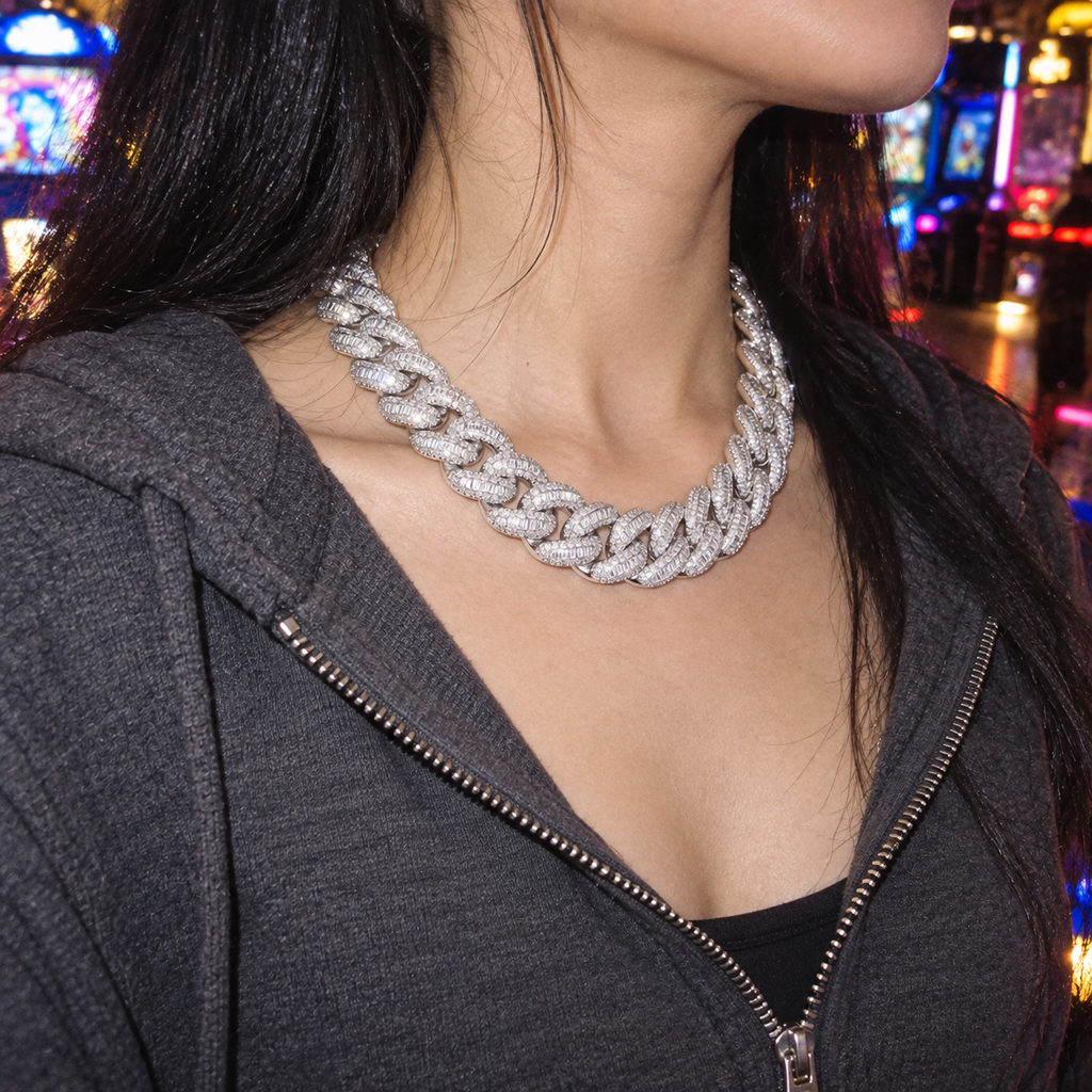 【Ice52】Iced Out Miami Chain Necklace(18mm)を着用したY2Kデジカメ風の自然なUGC画像