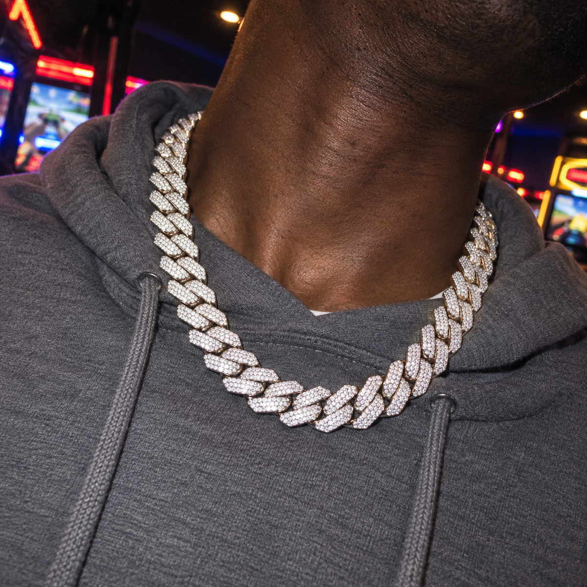 【Ice54】Iced Out Miami Chain Necklace(14mm)を着用したY2Kデジカメ風の自然なUGC画像
