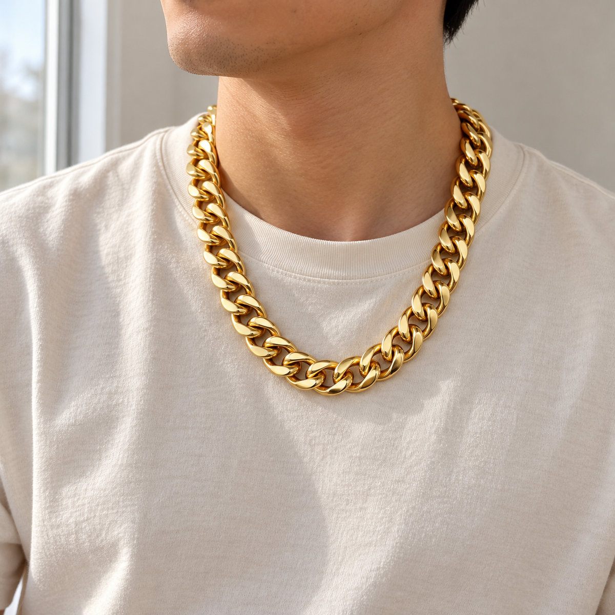 【Ice55】Cuban Link Chain Necklaceを着用した自然なUGC画像
