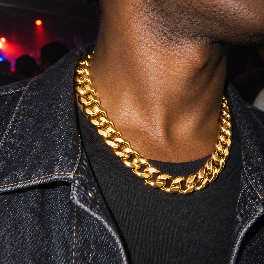 【Ice55】Cuban Link Chain Necklaceを着用したY2Kデジカメ風の自然なUGC画像