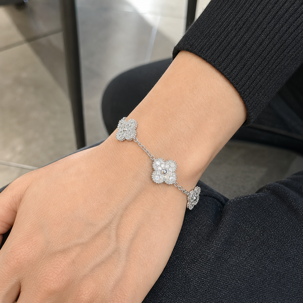 【Ice58】Luxury Clover Diamond Braceletを着用した自然なUGC画像