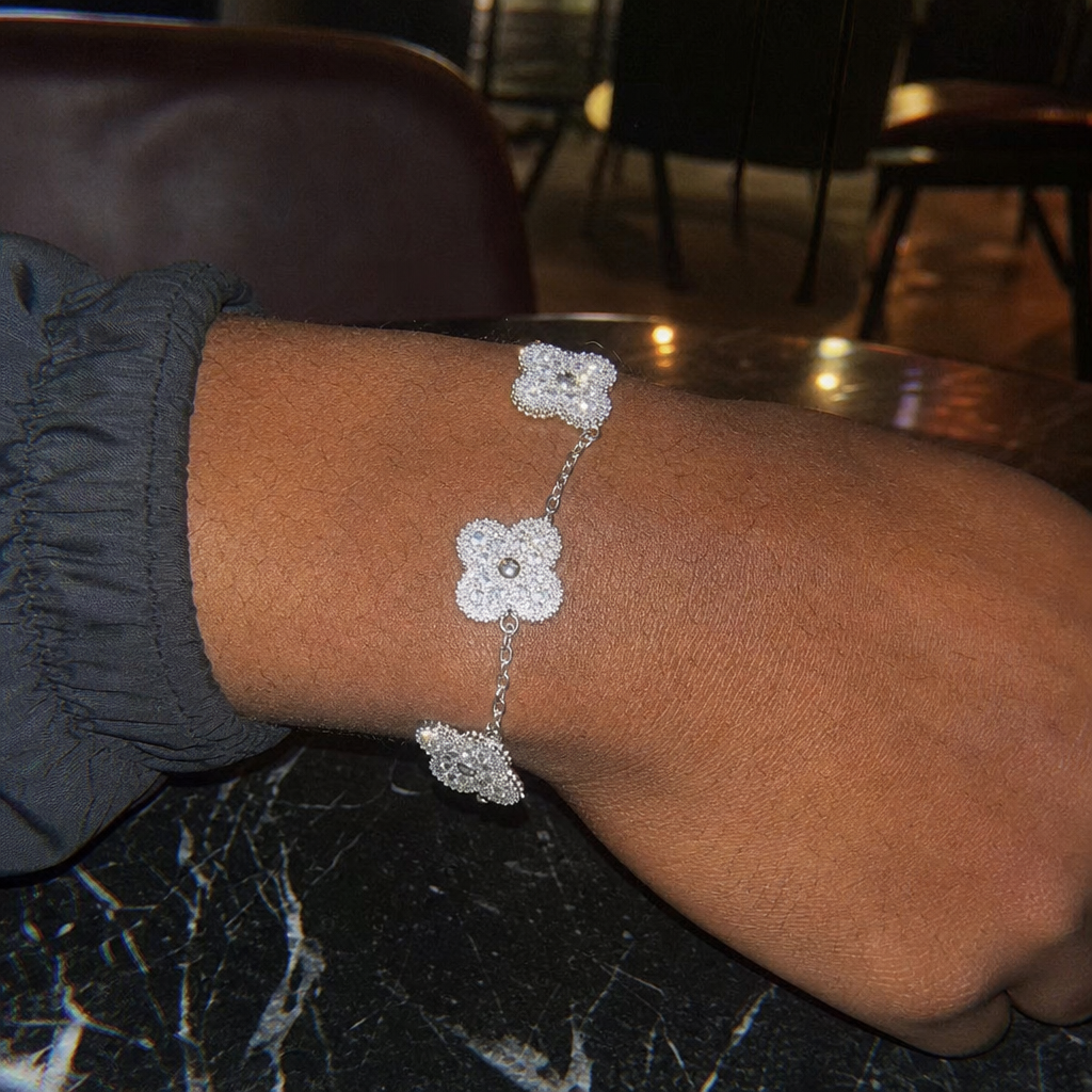 【Ice58】Luxury Clover Diamond Braceletを着用したY2Kデジカメ風の自然なUGC画像