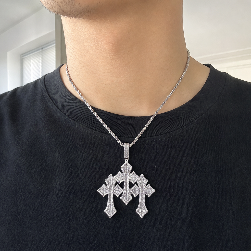 【Ice59】Iced Out Triple Cross Pendantを着用した自然なUGC画像