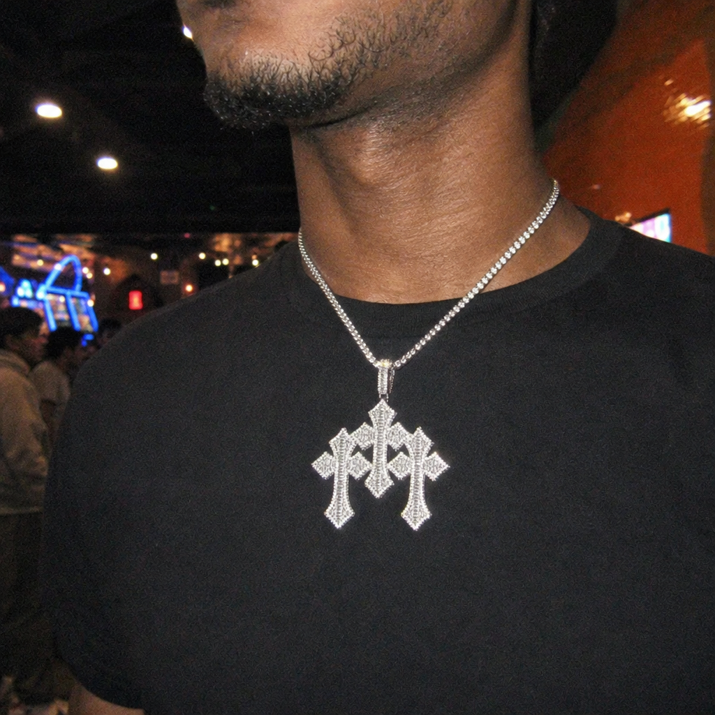 【Ice59】Iced Out Triple Cross Pendantを着用したY2Kデジカメ風の自然なUGC画像