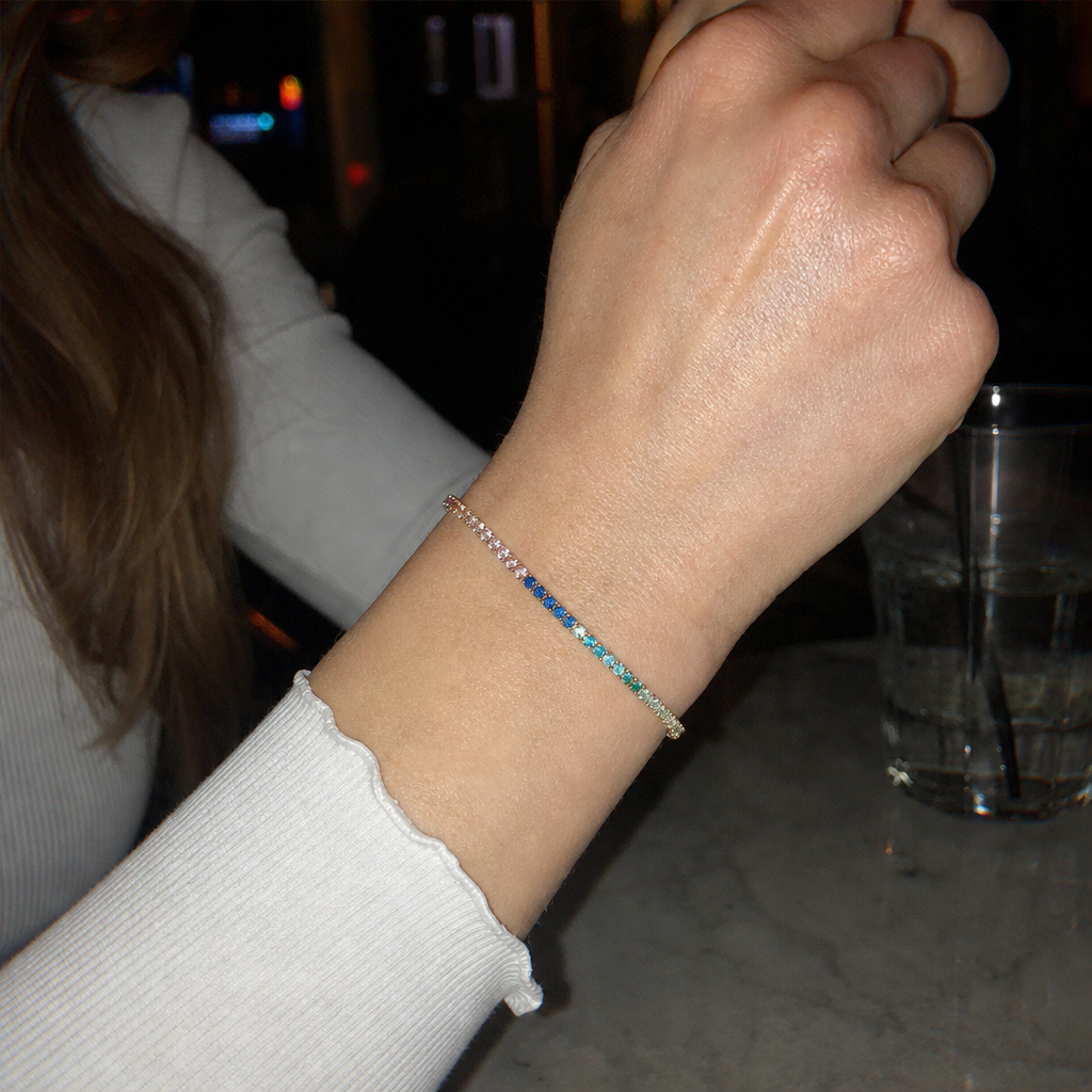 【Ice60】Rainbow Tennis Chain Bracelet(3mm)を着用したY2Kデジカメ風の自然なUGC画像