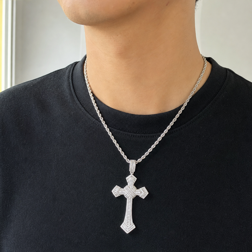【Ice61】Cross Pendant【Moissanite】を着用した自然なUGC画像