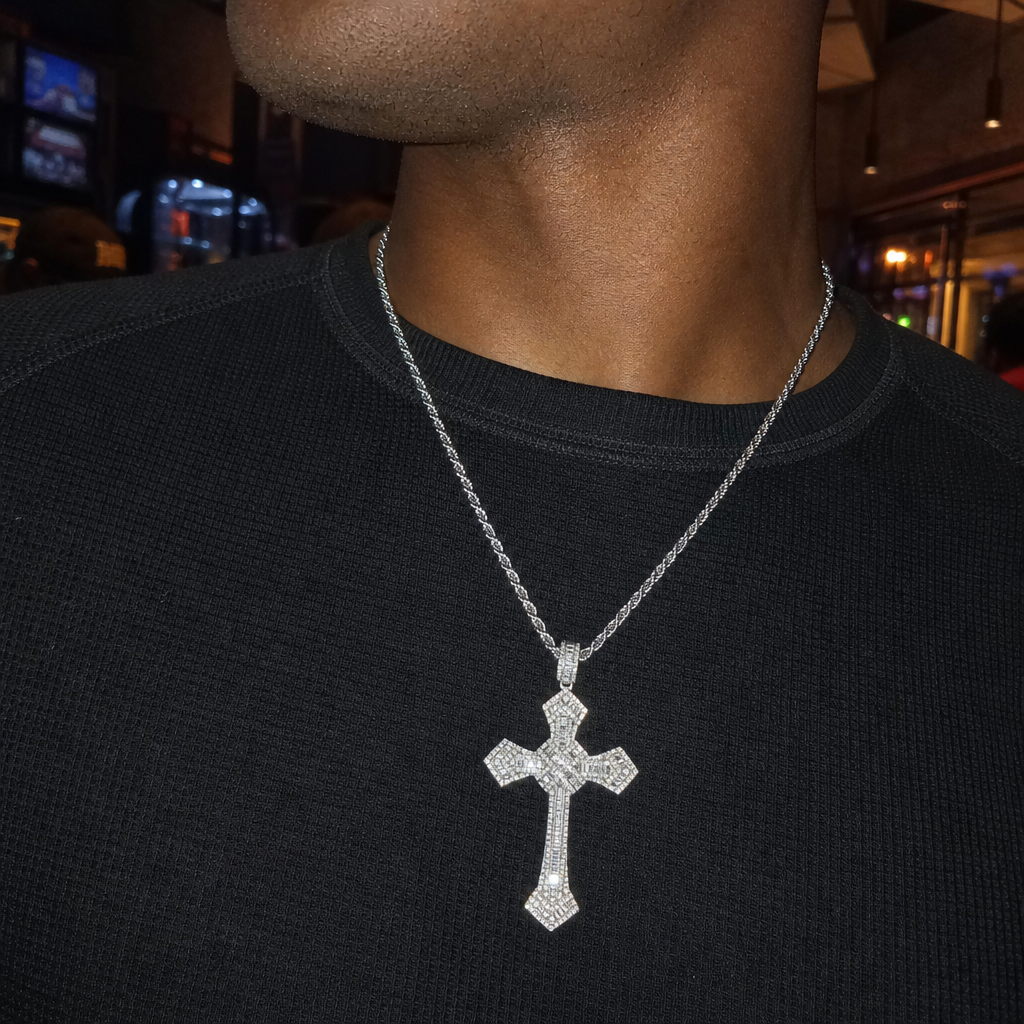 【Ice61】Cross Pendant【Moissanite】を着用したY2Kデジカメ風の自然なUGC画像
