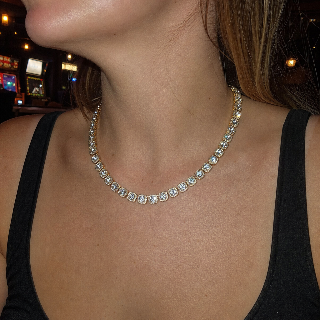 【Ice65】Cube Tennis Chain Necklaceを着用したY2Kデジカメ風の自然なUGC画像