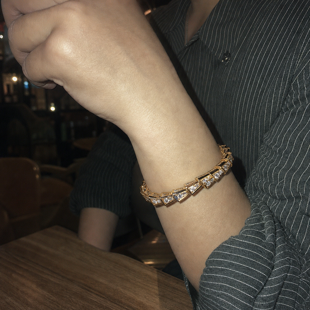 【Ice68】Gleaming Python Bangleを着用したY2Kデジカメ風の自然なUGC画像