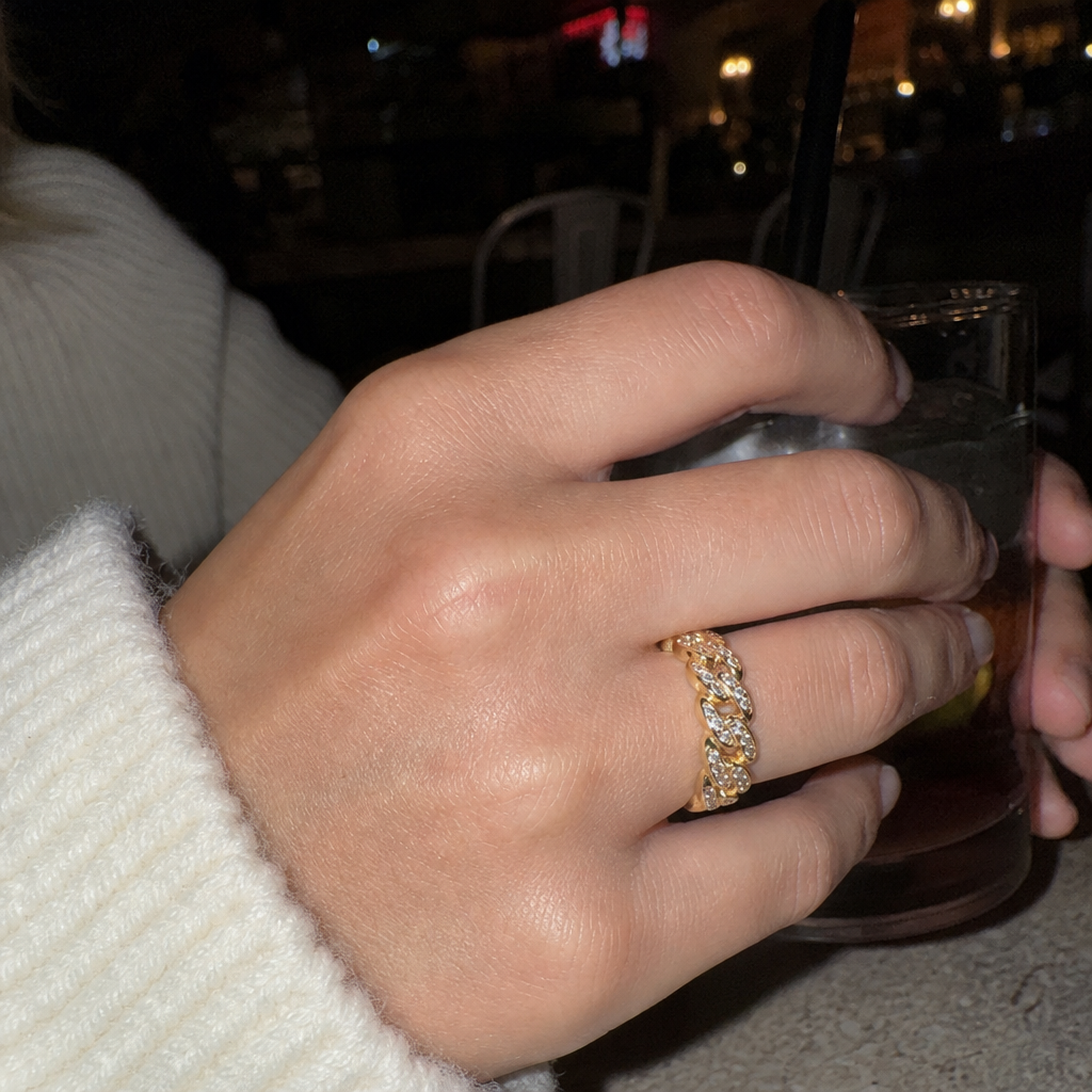 【Ice70】Luxury Link Ringを着用したY2Kデジカメ風の自然なUGC画像
