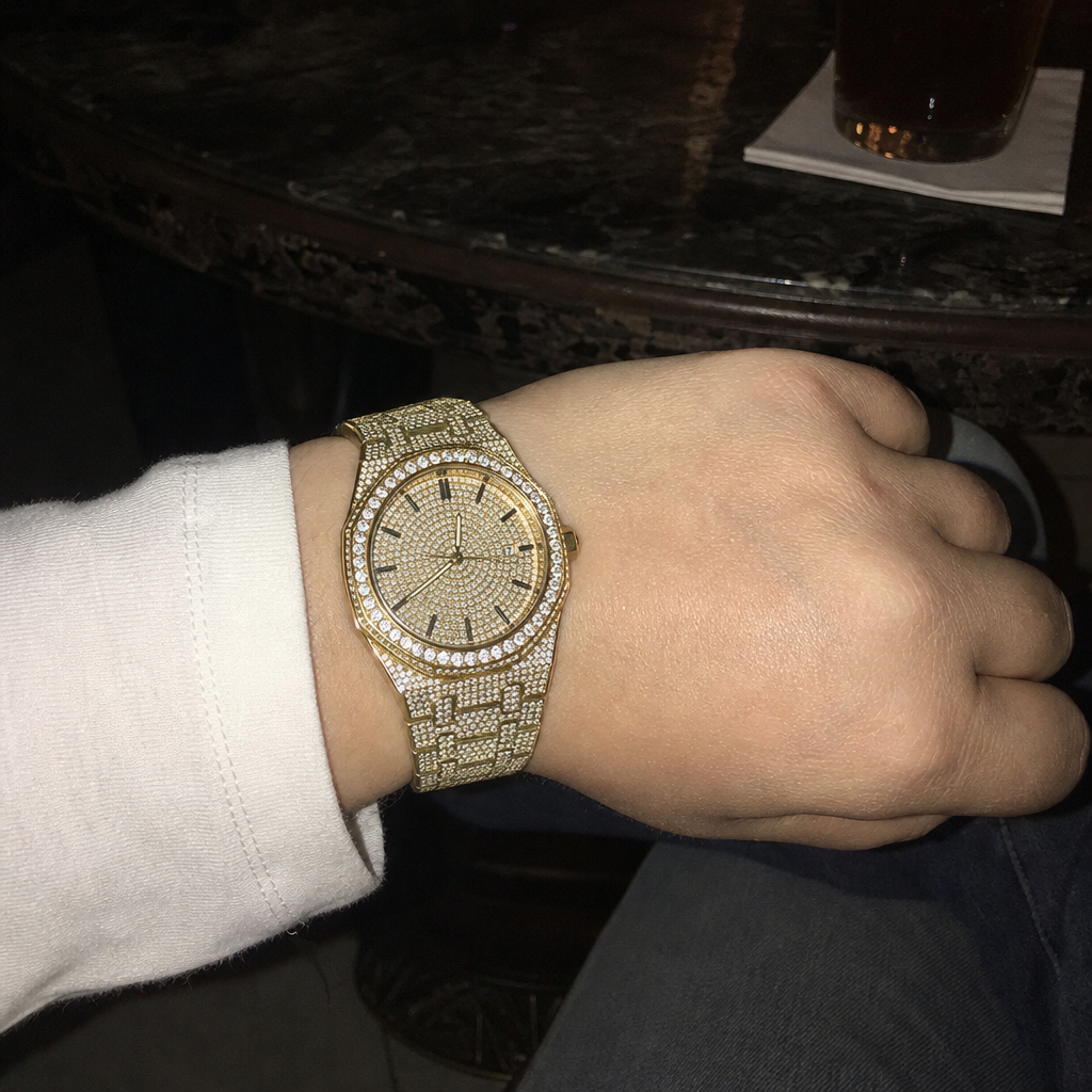 【Ice72】Iced Out Royal Diamond Watch【Moissanite/GOLD】を着用したY2Kデジカメ風の自然なUGC画像