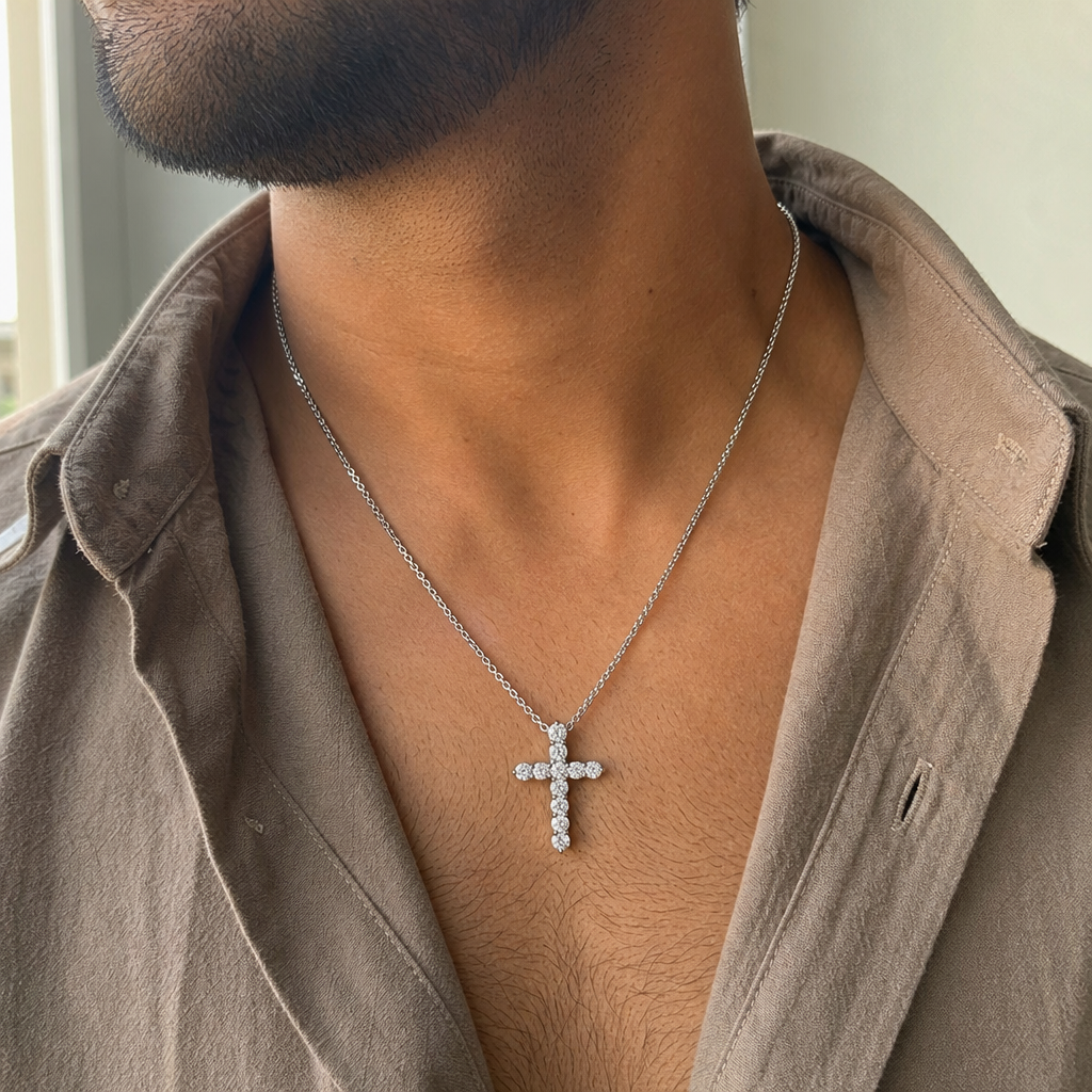【Ice73】Cross Necklace【Moissanite】を着用した自然なUGC画像