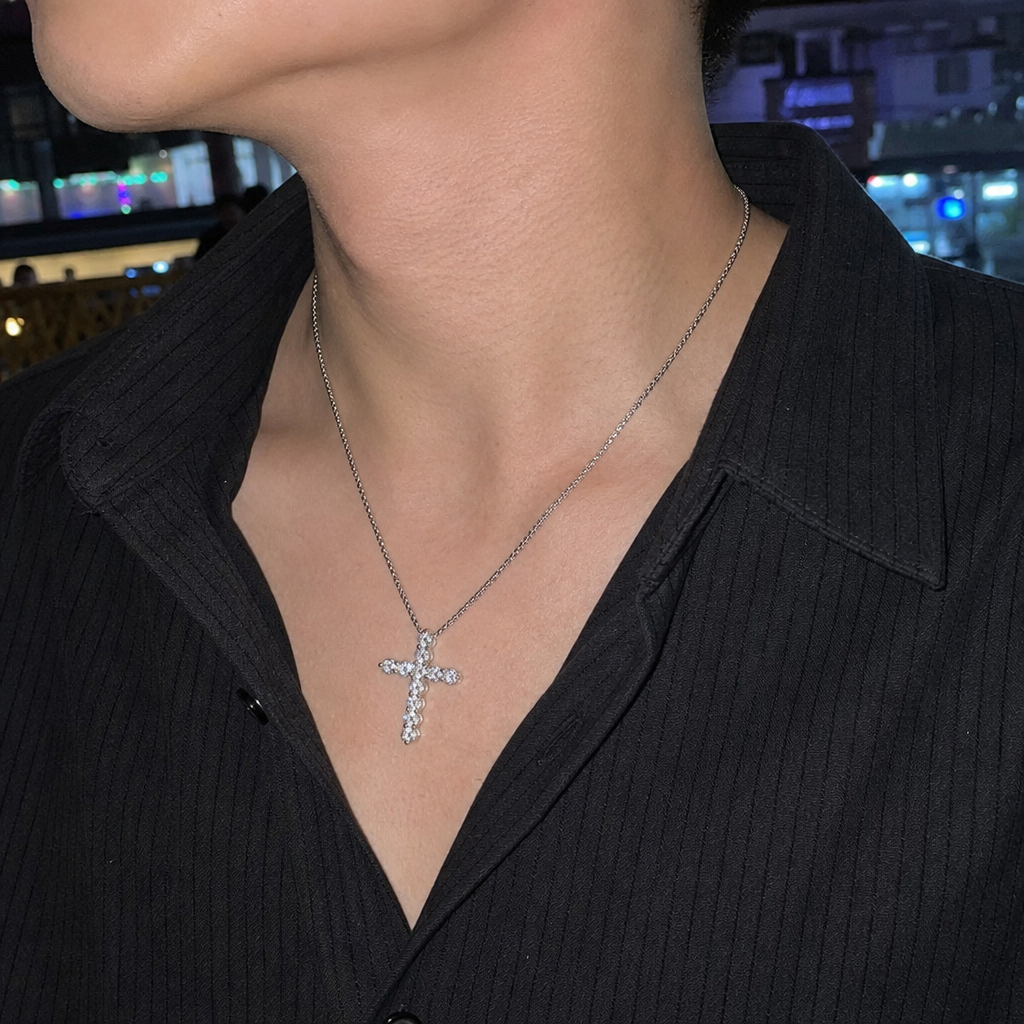 【Ice73】Cross Necklace【Moissanite】を着用したY2Kデジカメ風の自然なUGC画像