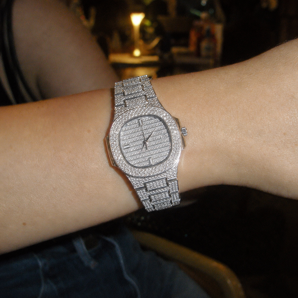 【Ice74】Imperium Luxe Ice Watchを着用したY2Kデジカメ風の自然なUGC画像