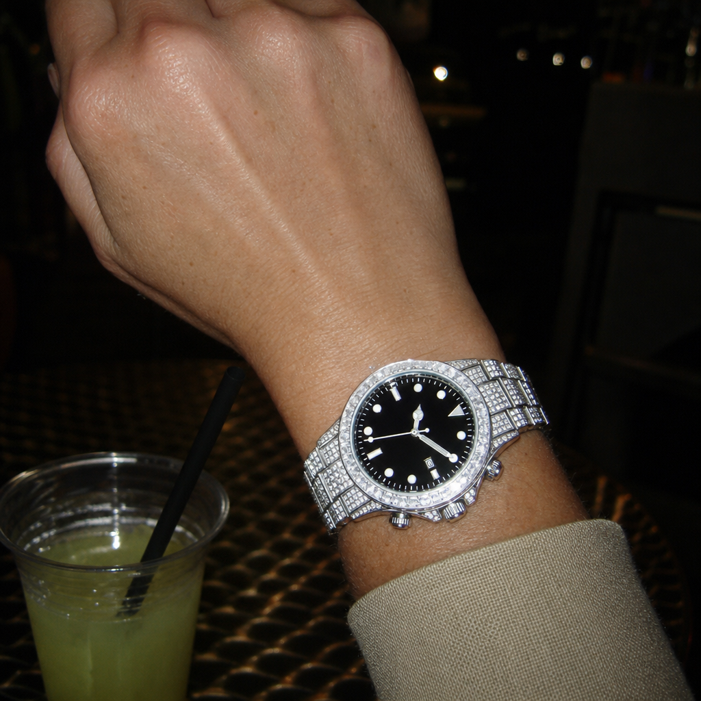 【Ice76】Aurum Oceanic Chronograph Watchを着用したY2Kデジカメ風の自然なUGC画像