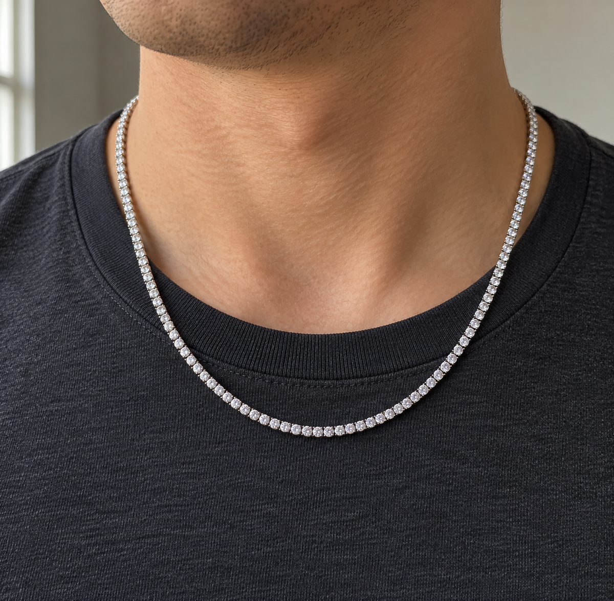 ICE77 Tennis Chain Necklace（モアサナイト・2mm）の着用イメージ。チャコールのTシャツの首元
