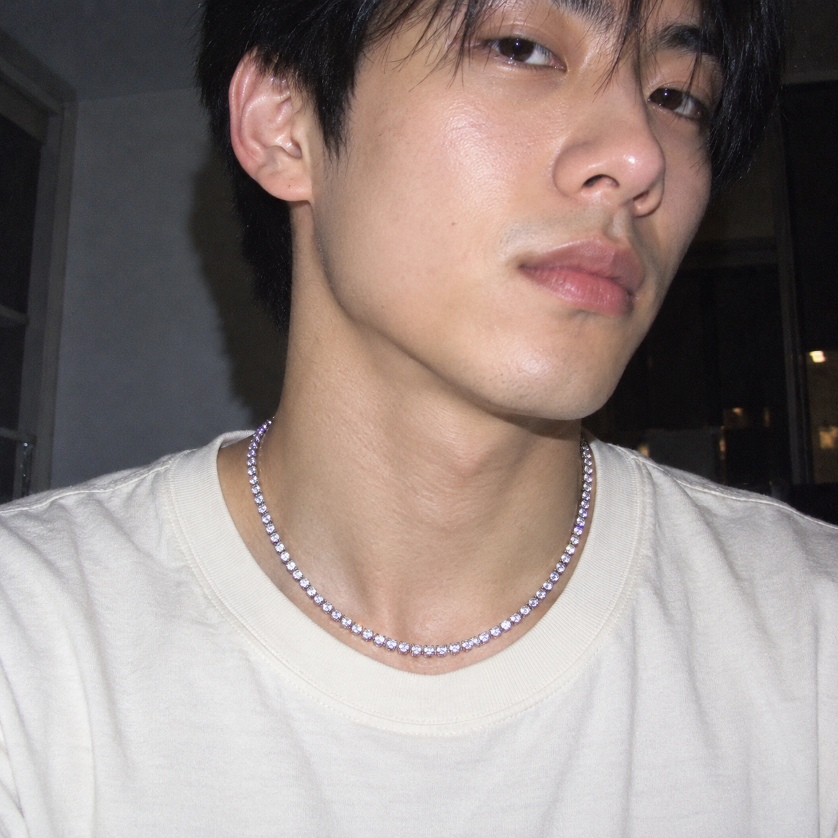 ICE77 Tennis Chain Necklace（モアサナイト・2mm）のY2Kデジカメ風着用イメージ。フラッシュで撮影した首元