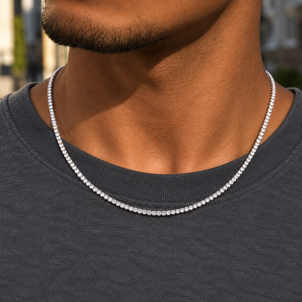Ice78 Tennis Chain Necklace（モアサナイト・3mm）の着用イメージ。チャコールのTシャツの首元