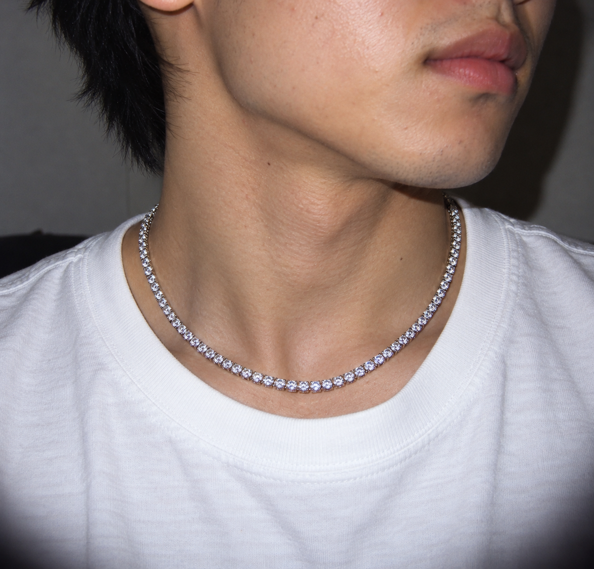 Ice78 Tennis Chain Necklace（モアサナイト・3mm）のY2Kデジカメ風着用イメージ。白いTシャツの首元をフラッシュで撮影